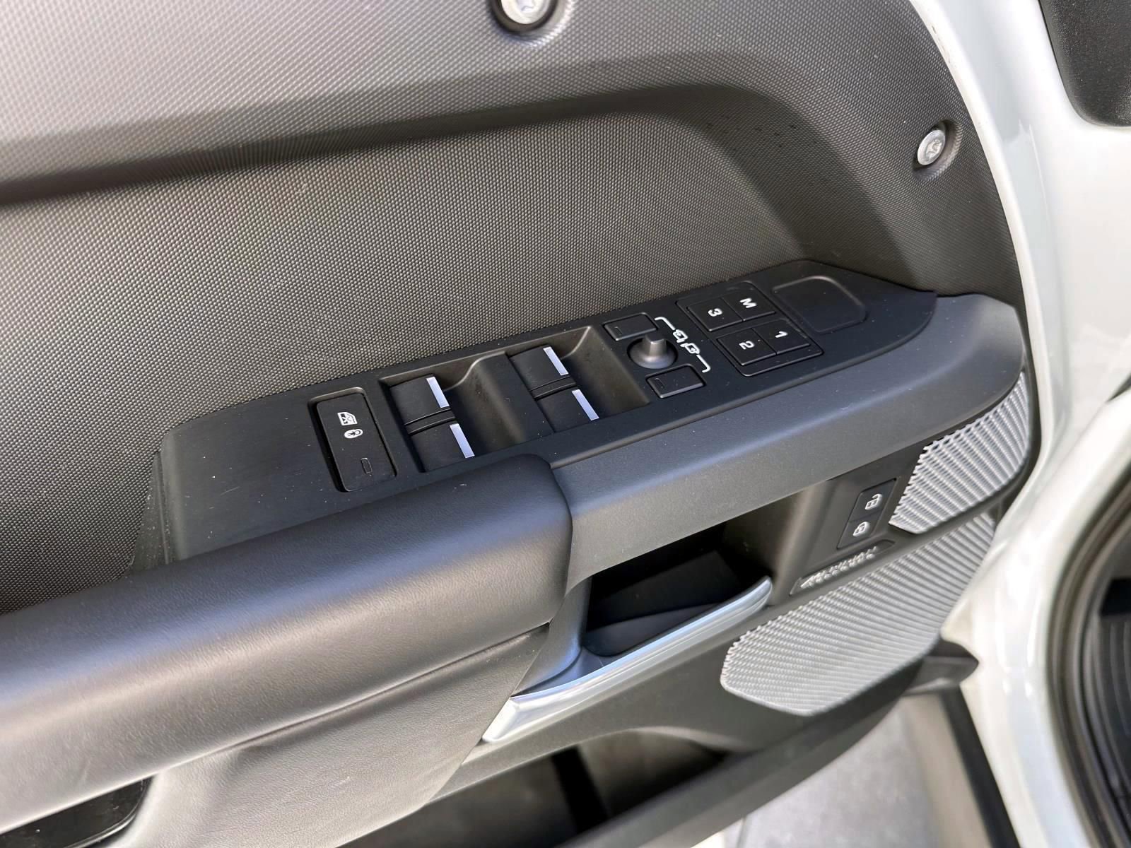 2024 Land Rover Defender 130 X-Dynamic SE