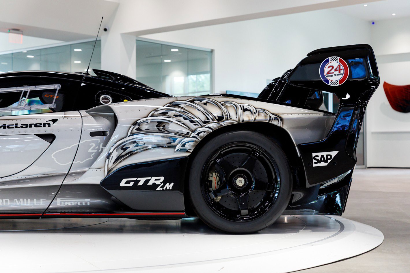 Used 2020 McLaren Senna photo 32