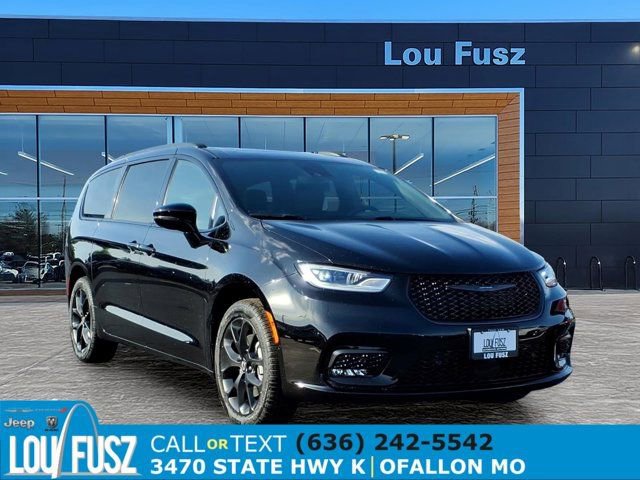 New 2026 Chrysler Pacifica Limited w/ S Appearance Package