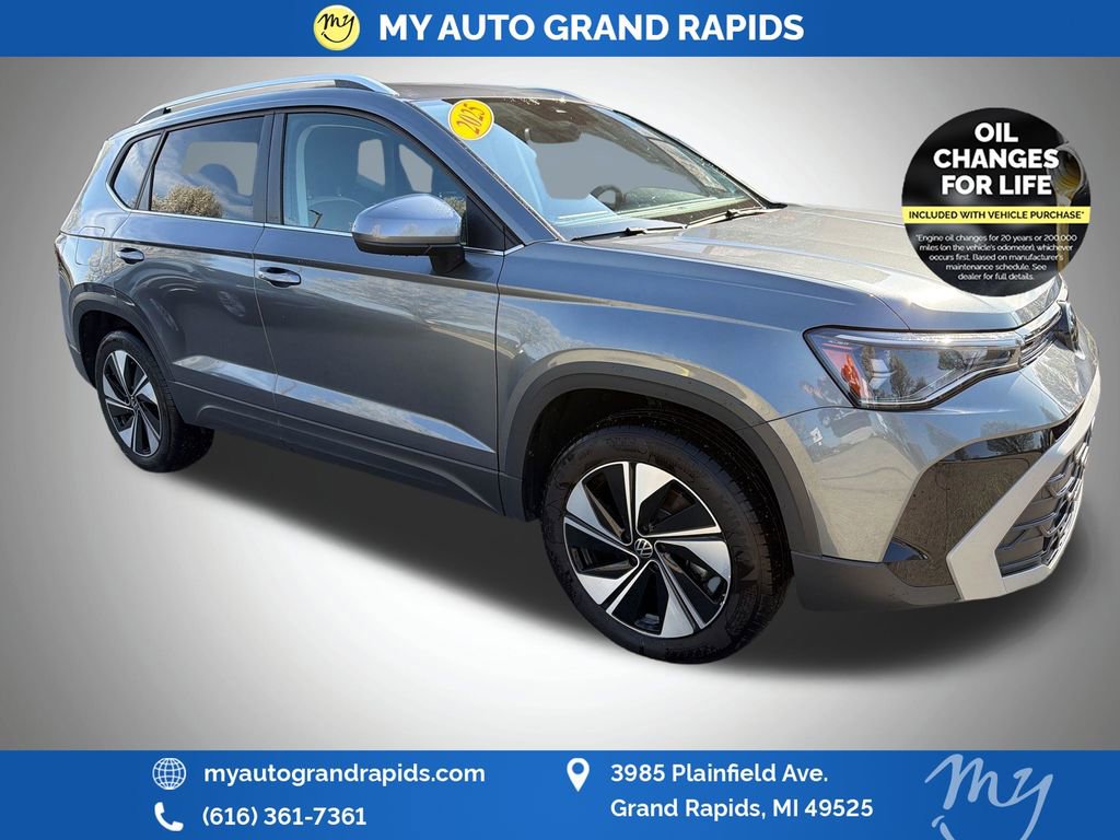 Used 2025 Volkswagen Taos SE w/ Panoramic Sunroof Package