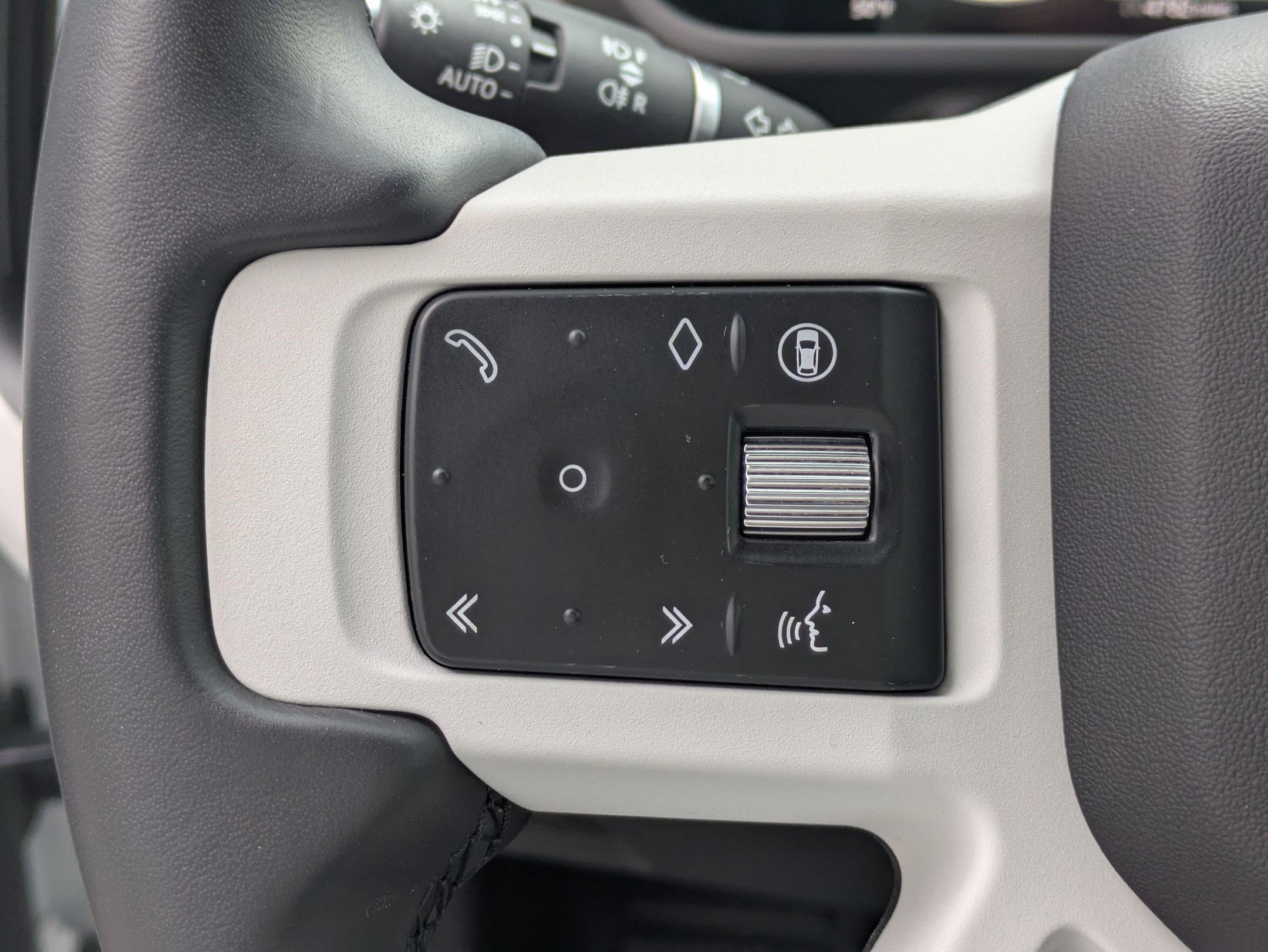 2025 Land Rover Defender 130 X-Dynamic SE