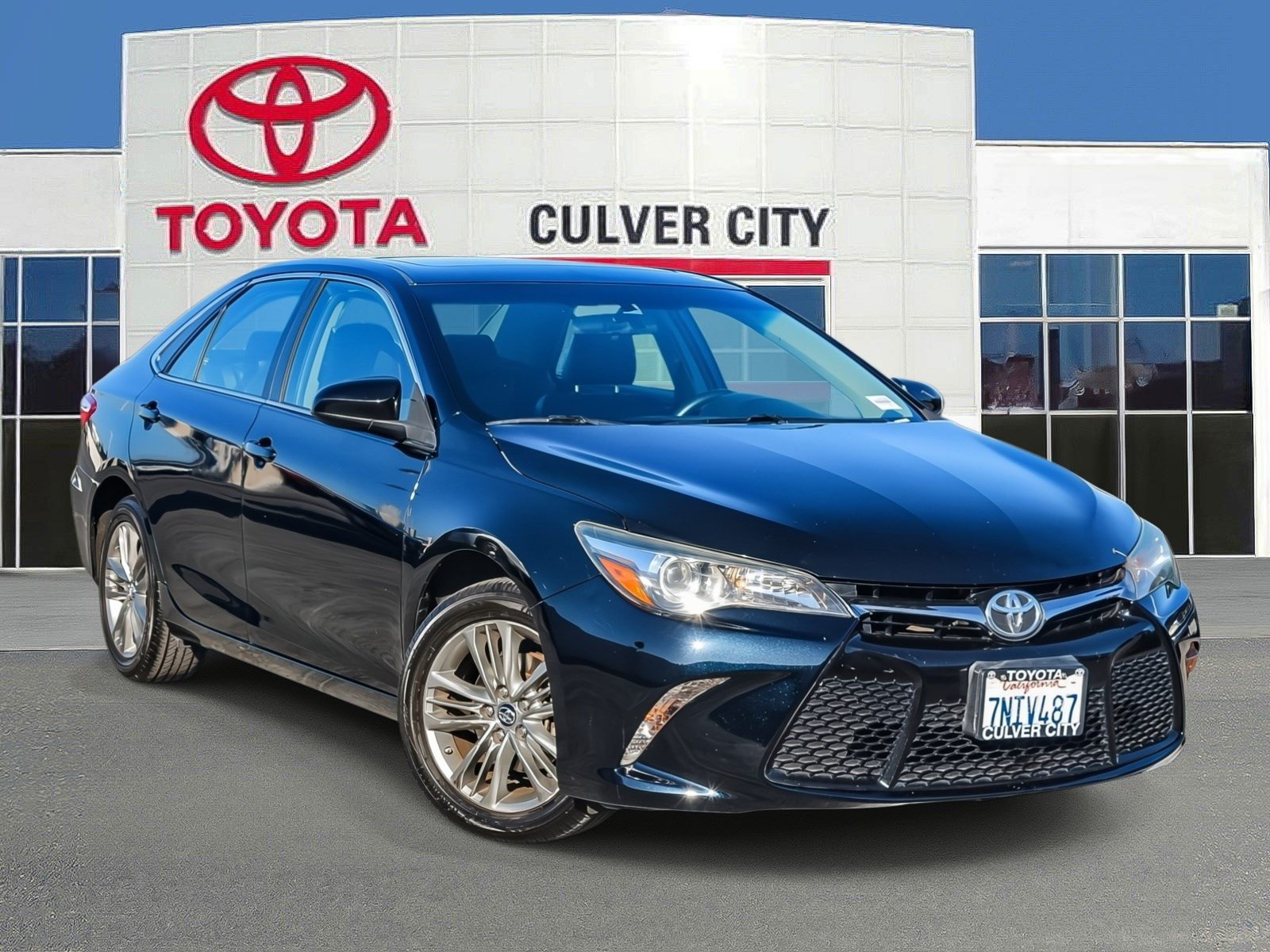 Used 2016 Toyota Camry SE w/ Moonroof Package