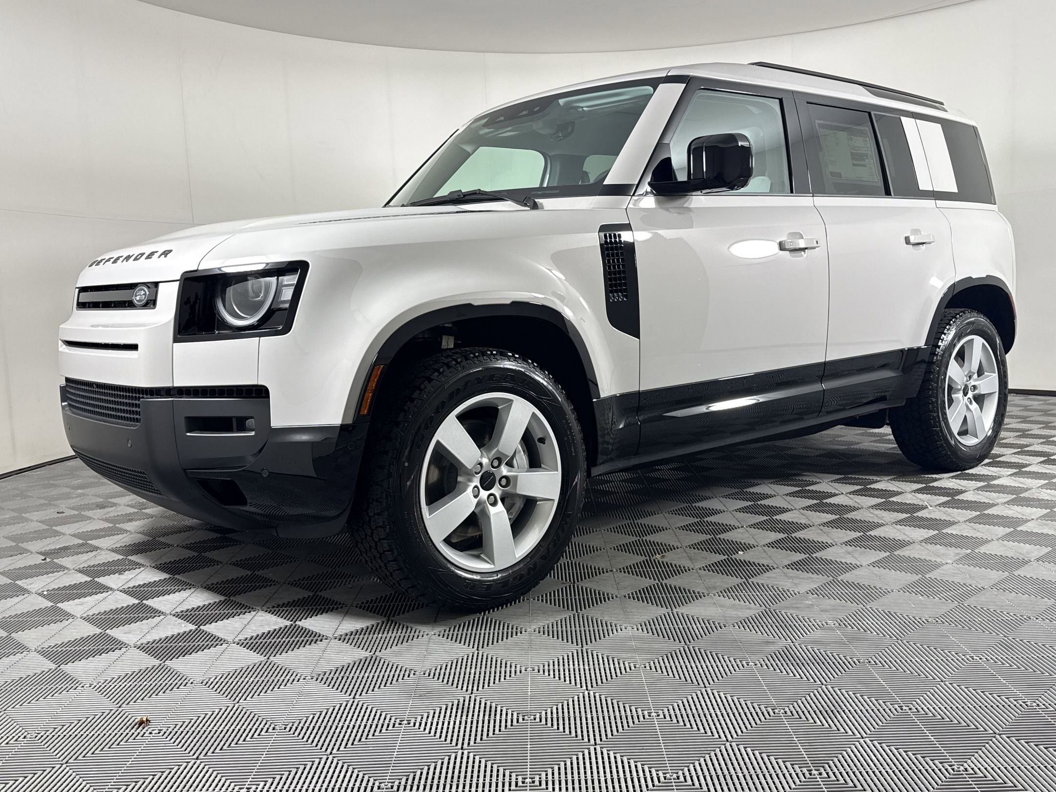 2026 Land Rover Defender 110 X-Dynamic SE