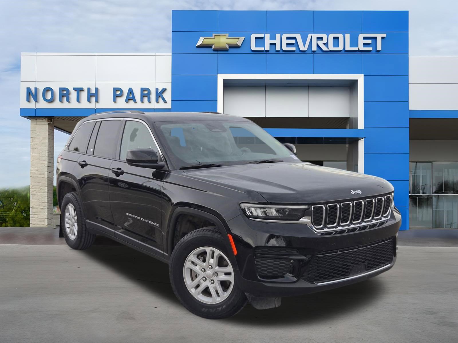 Used 2023 Jeep Grand Cherokee Laredo w/ Luxury Tech Group I