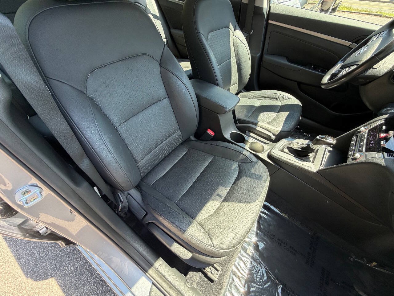 2017 Hyundai Elantra Limited - Photo 14
