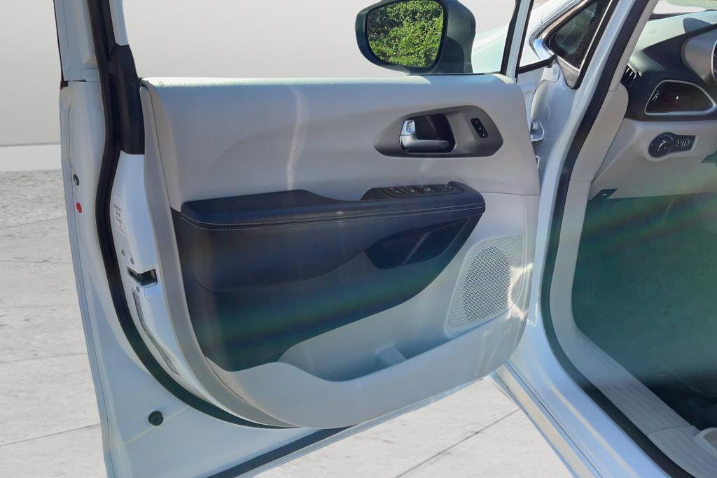 2023 Chrysler Pacifica Touring-L