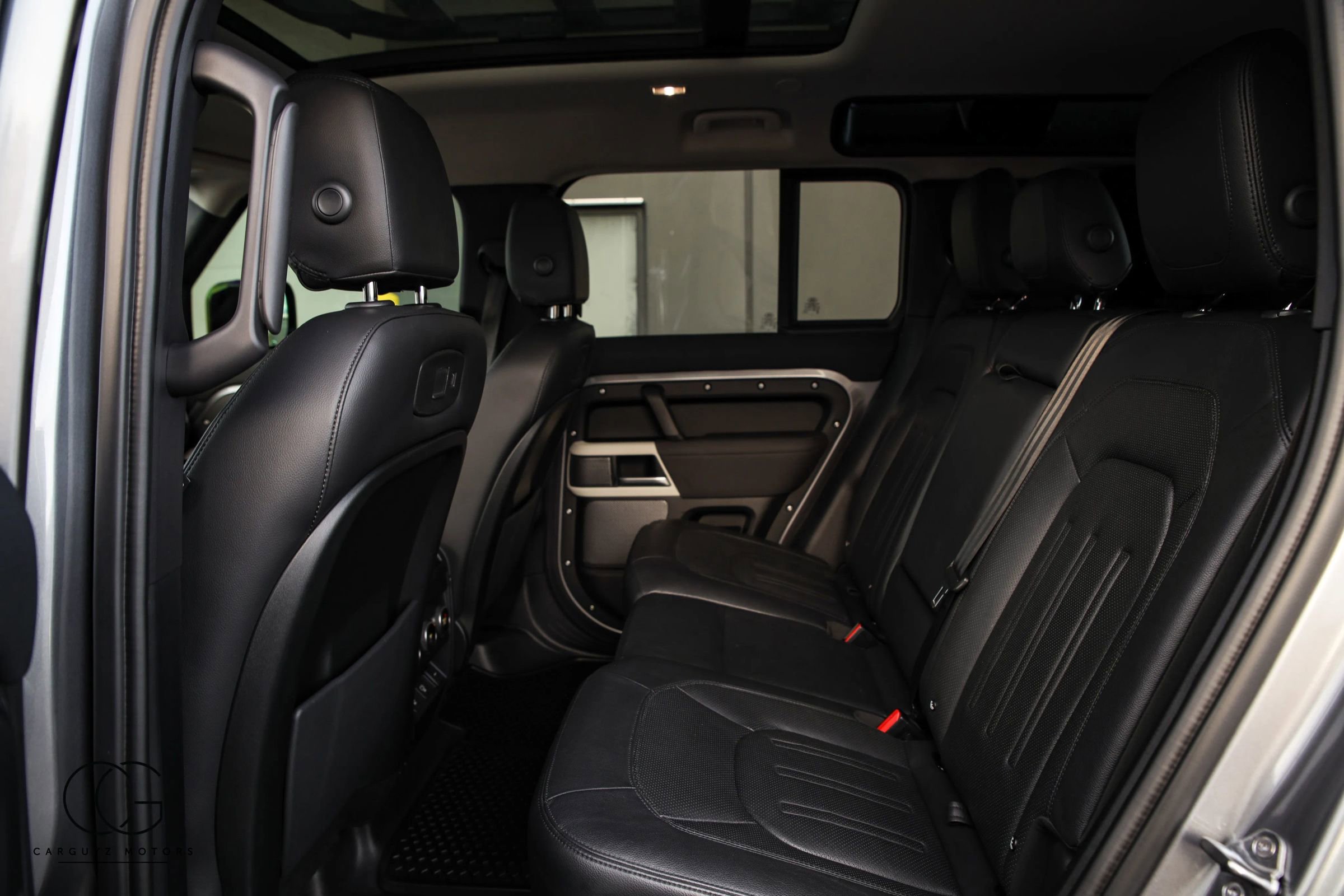 2022 Land Rover Defender 110 SE