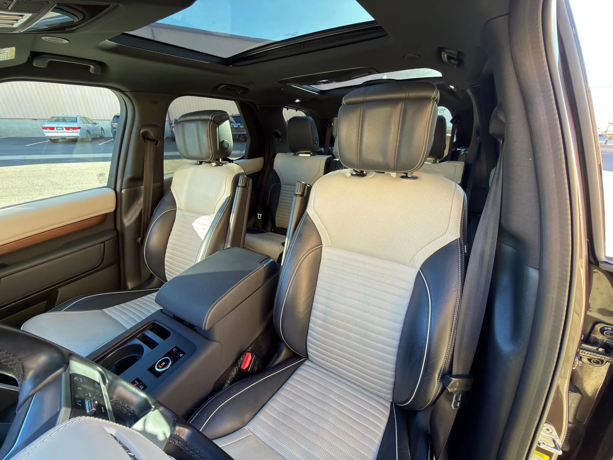 2023 Land Rover Discovery Metropolitan Edition