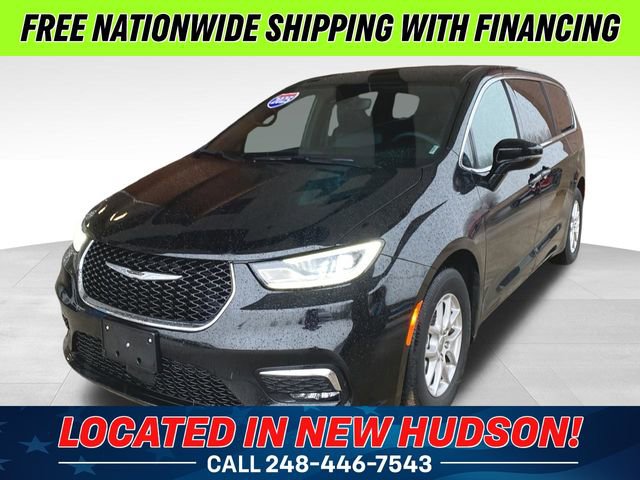 Used 2025 Chrysler Pacifica Select