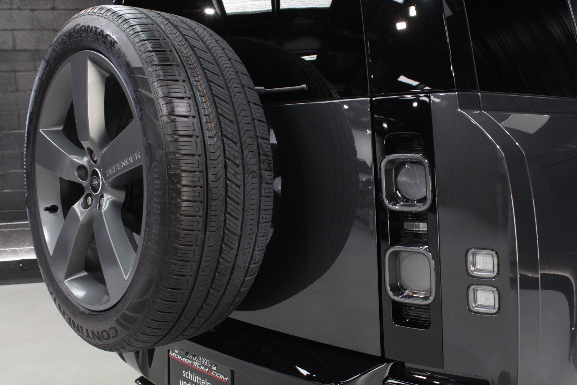 2025 Land Rover Defender 110 V8