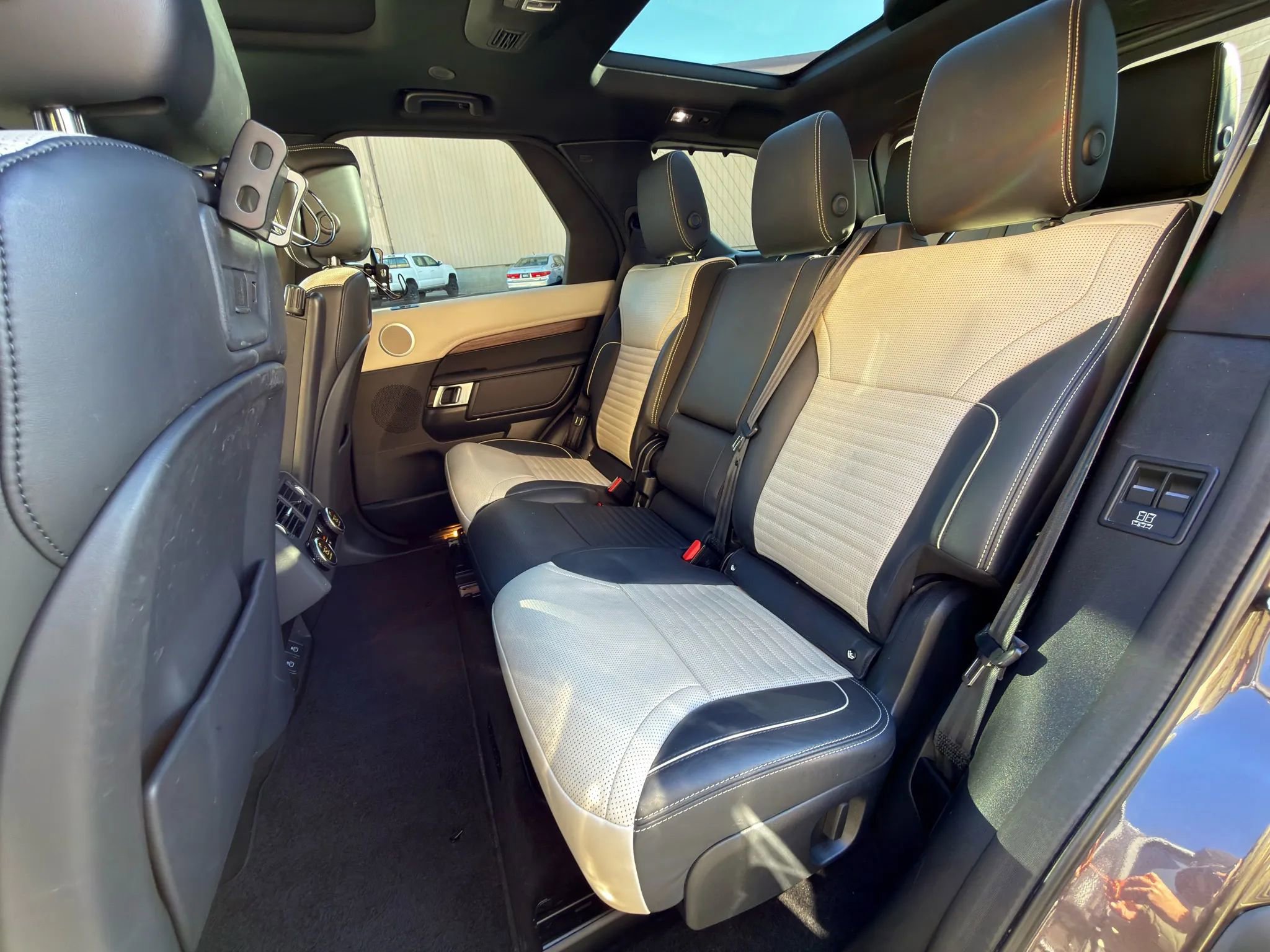 2023 Land Rover Discovery Metropolitan Edition