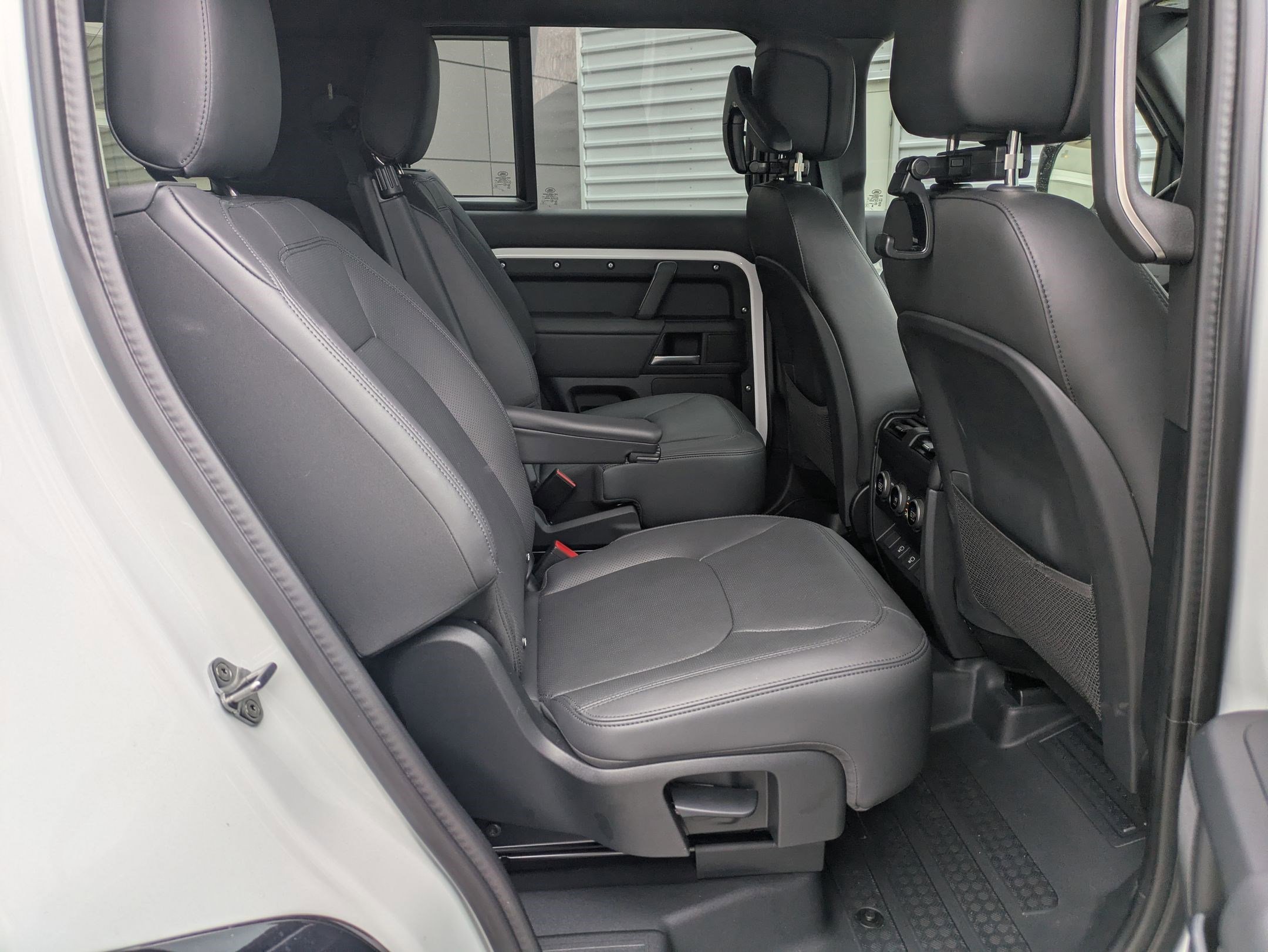 2025 Land Rover Defender 130 X-Dynamic SE