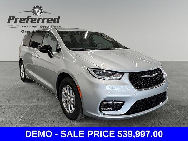 Used 2026 Chrysler Pacifica Select