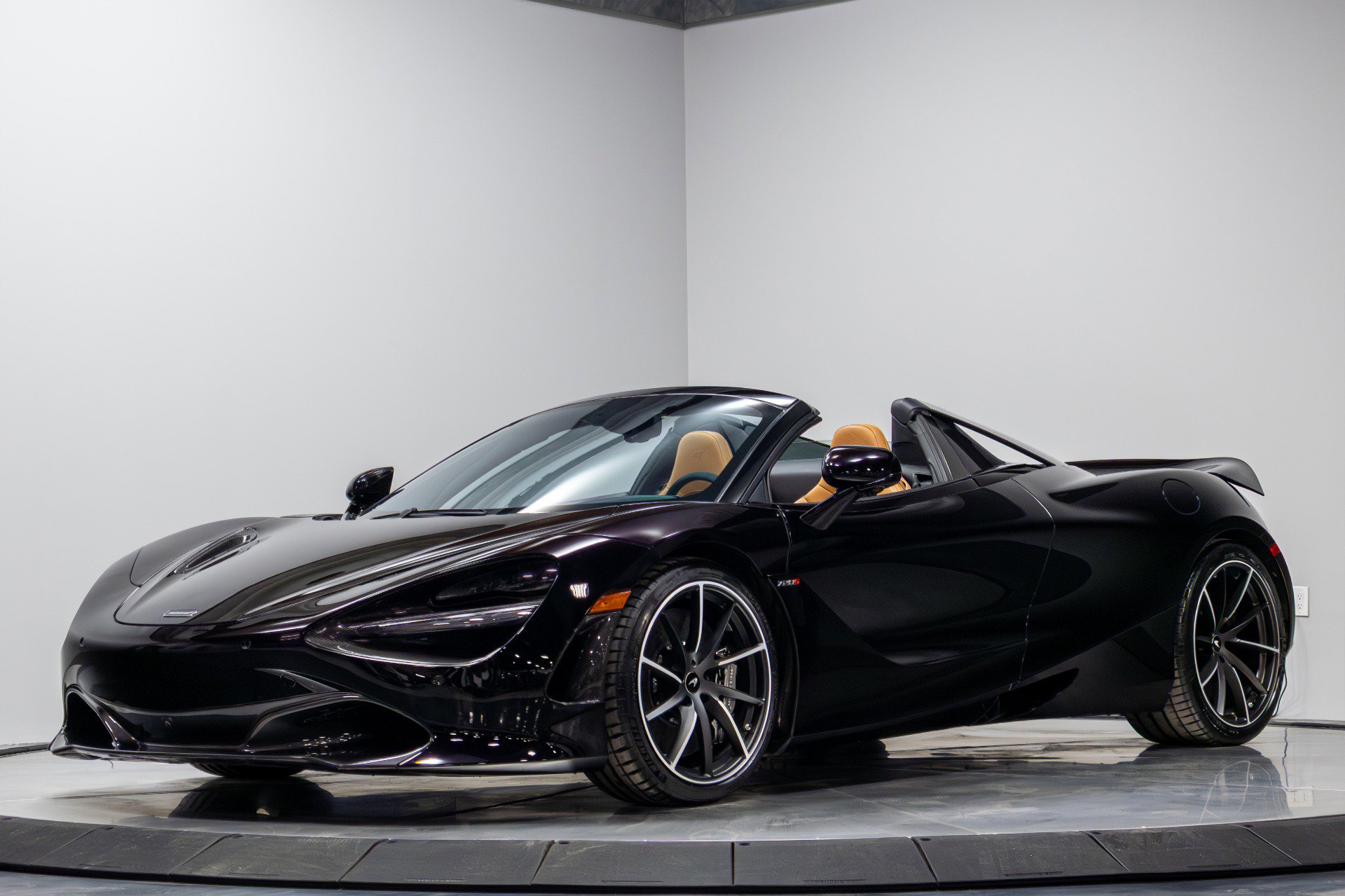 Used 2019 McLaren 720S Luxury photo 2