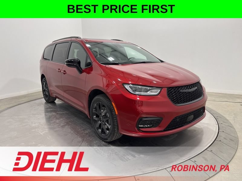 New 2026 Chrysler Pacifica Limited w/ S Appearance Package