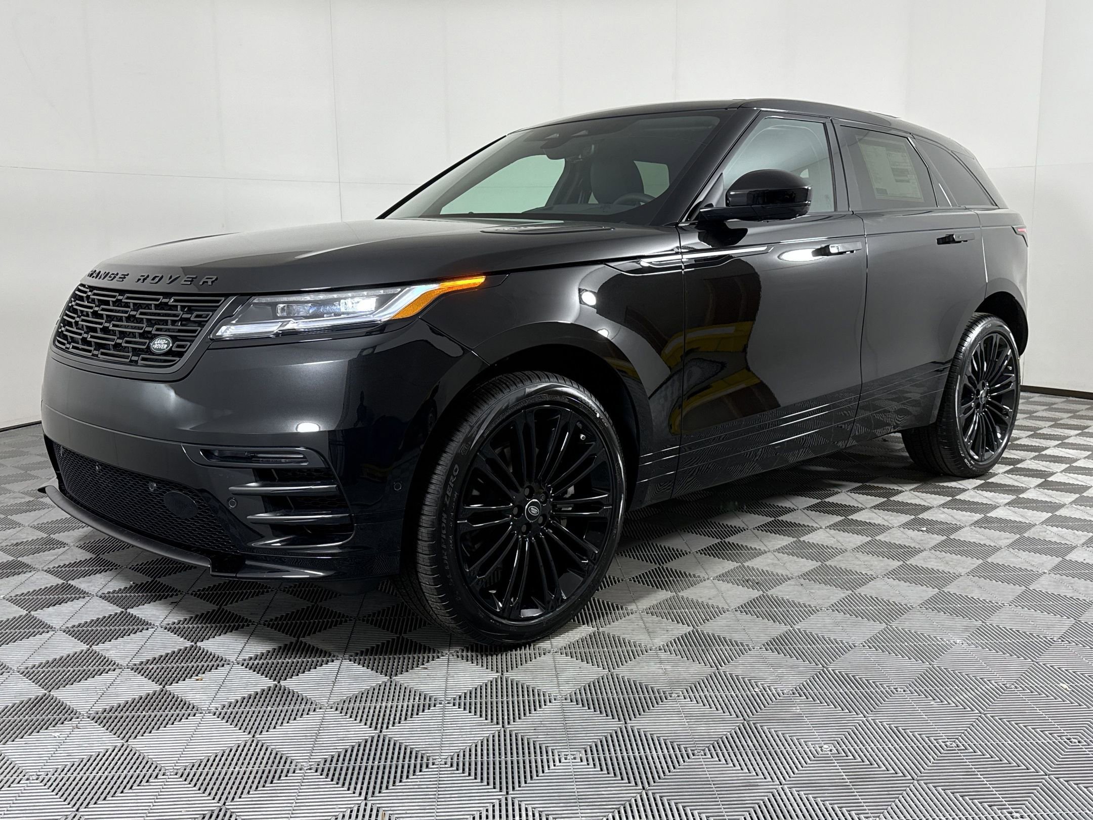 2026 Land Rover Range Rover Velar Dynamic SE