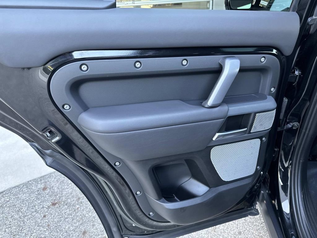 2023 Land Rover Defender 130 X-Dynamic SE