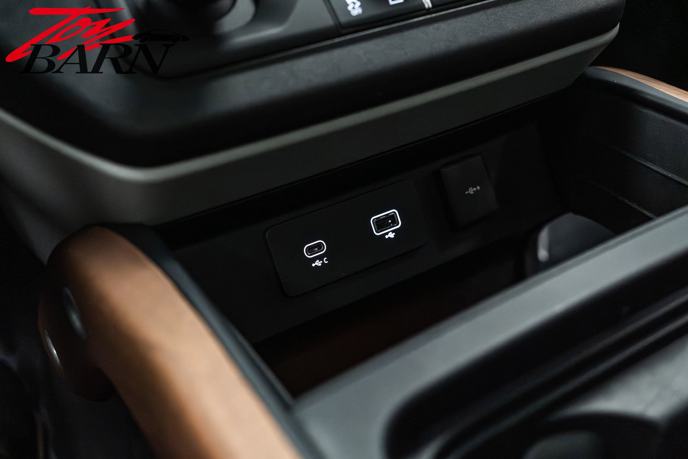 2023 Land Rover Defender 130 SE