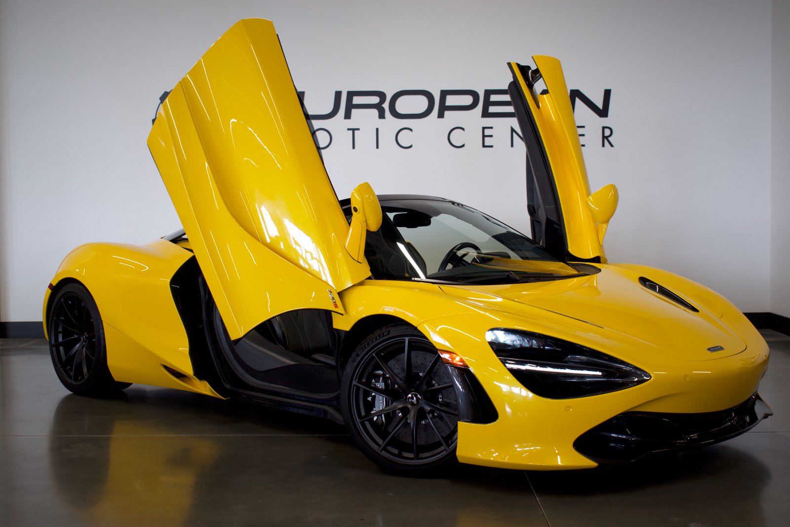 Used 2022 McLaren 720S Luxury photo 3