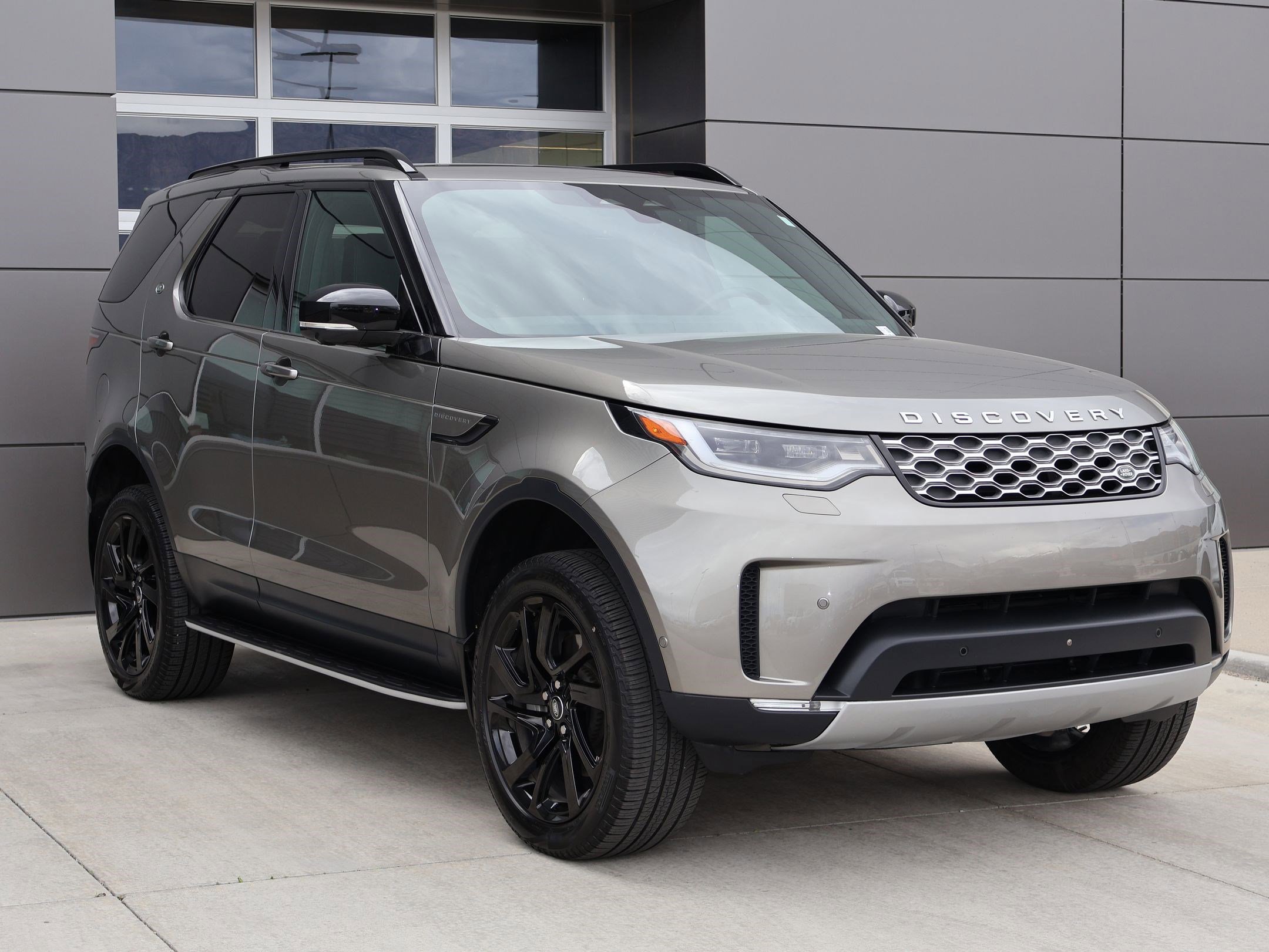2025 Land Rover Discovery S