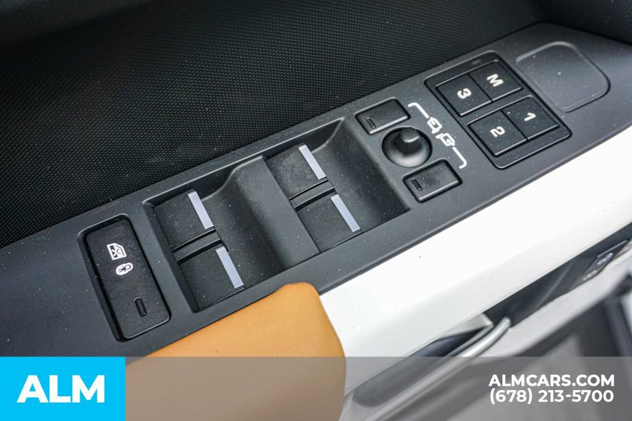 2023 Land Rover Defender 130 SE