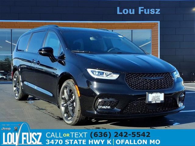 New 2026 Chrysler Pacifica Limited w/ S Appearance Package