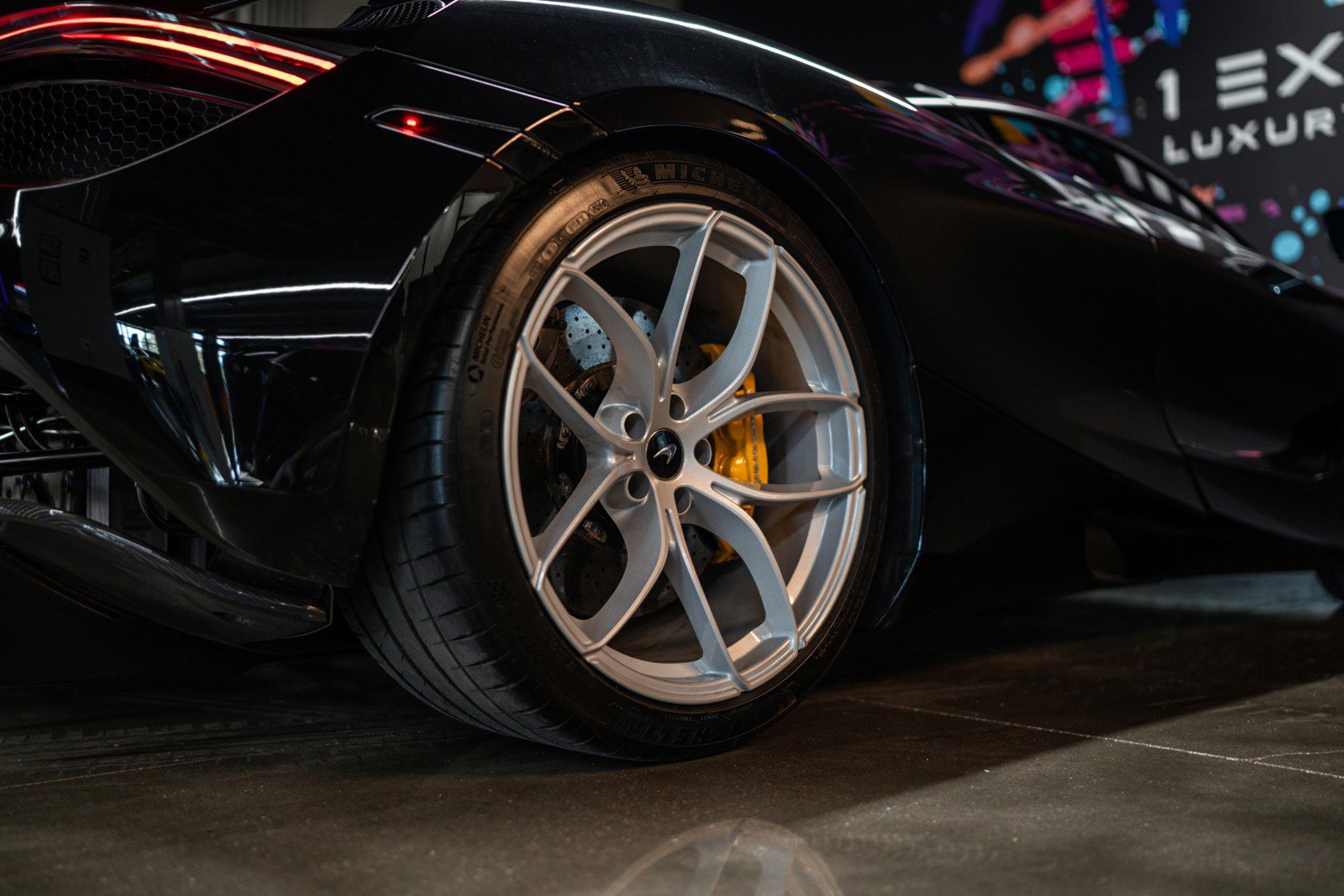 Used 2018 McLaren 720S photo 17