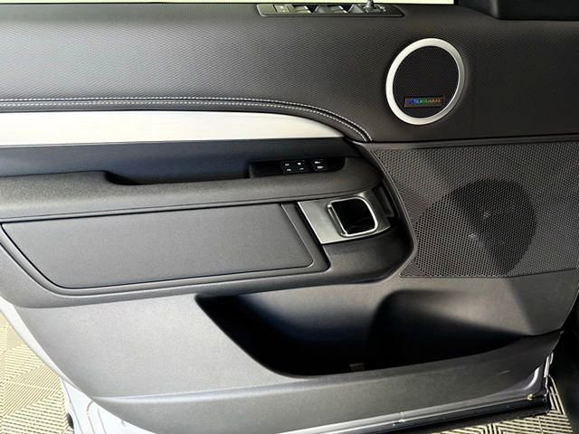 2025 Land Rover Discovery Dynamic SE