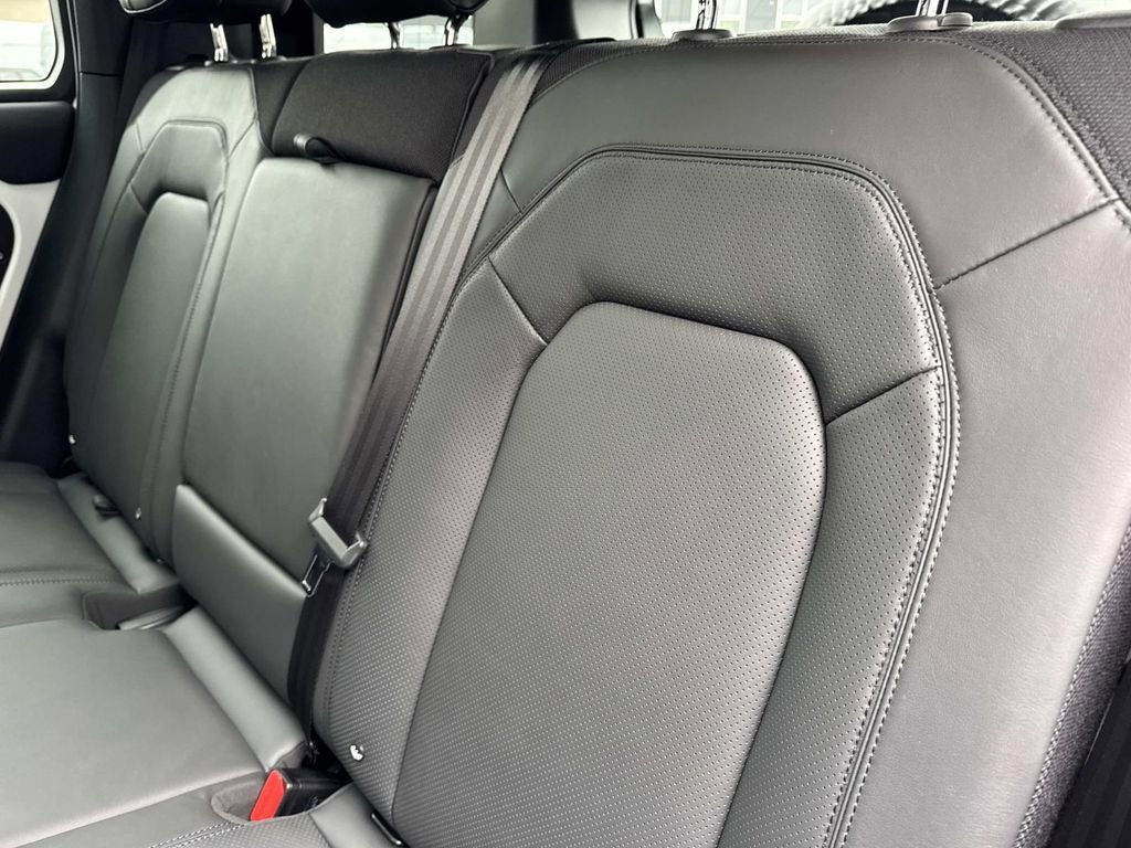 2025 Land Rover Defender 110 V8