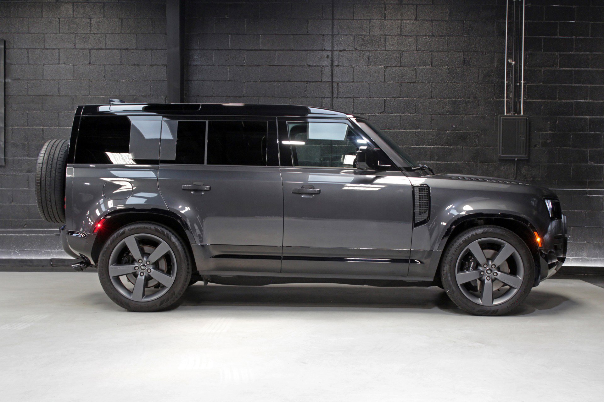 2025 Land Rover Defender 110 V8