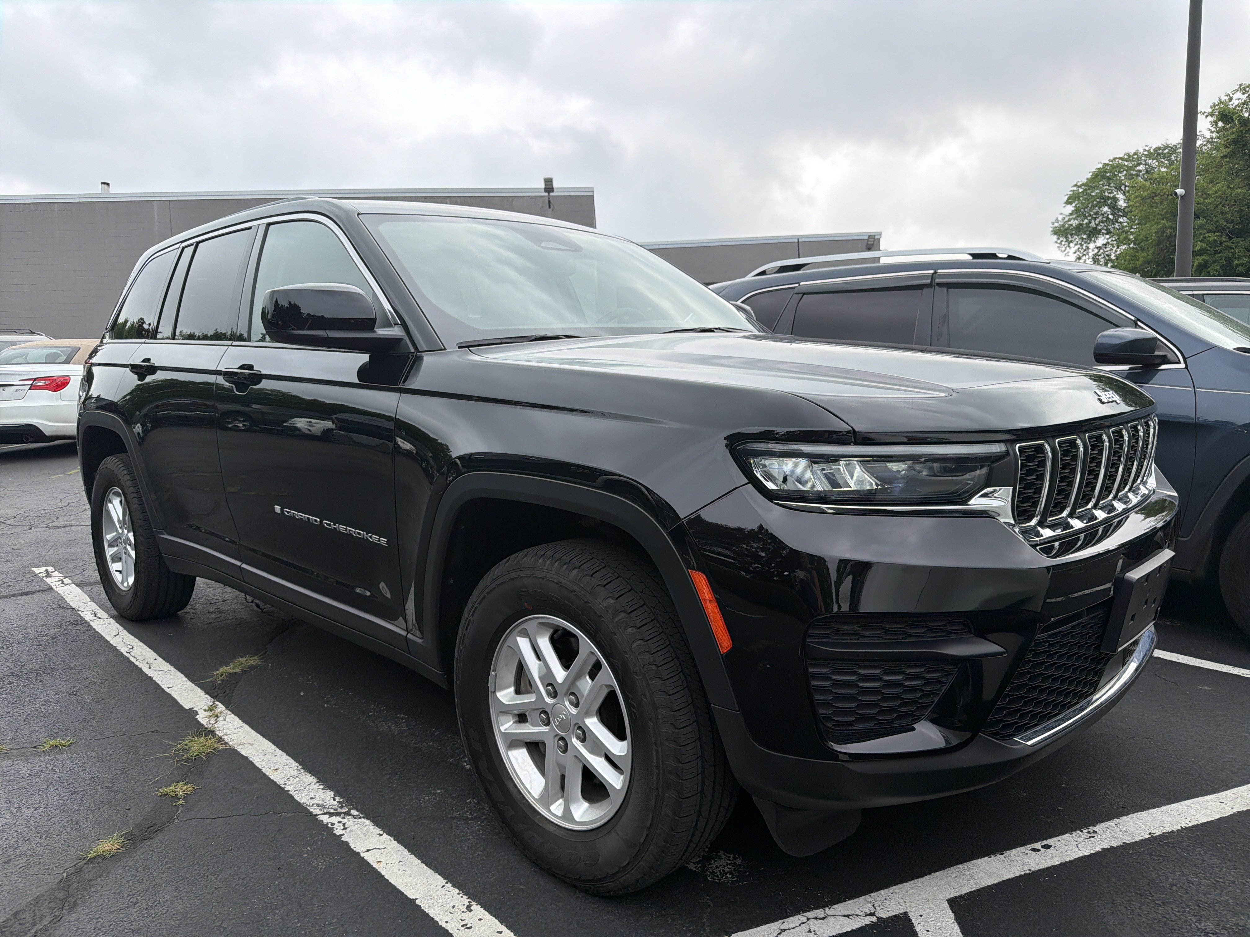 Certified 2023 Jeep Grand Cherokee Laredo w/ Luxury Tech Group I