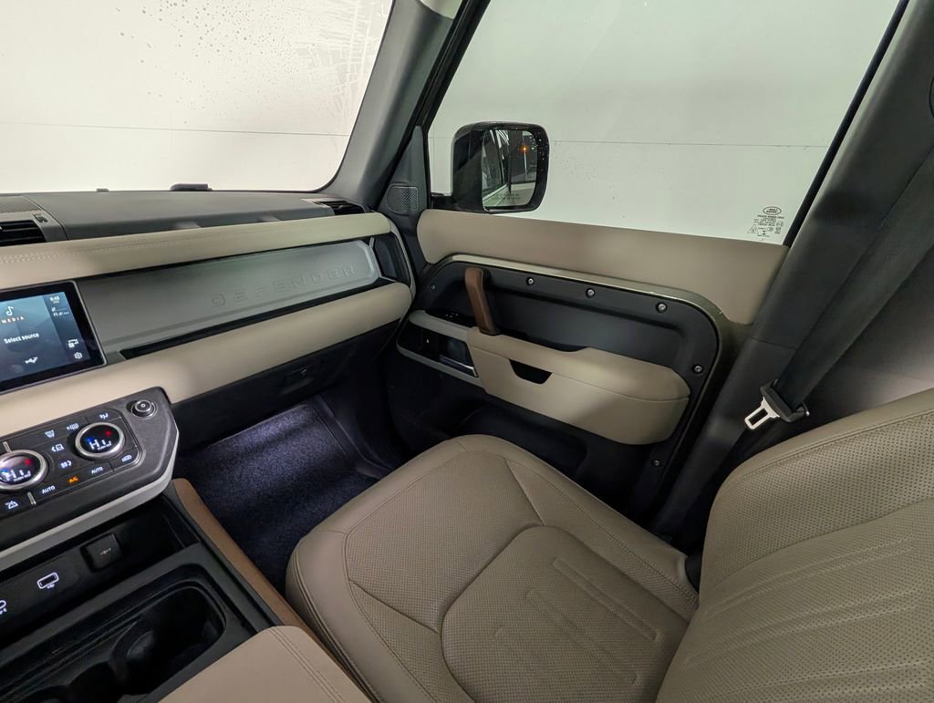 2022 Land Rover Defender 110 SE