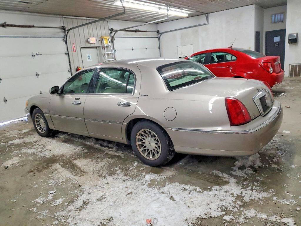 2002 Lincoln Town Car Signature