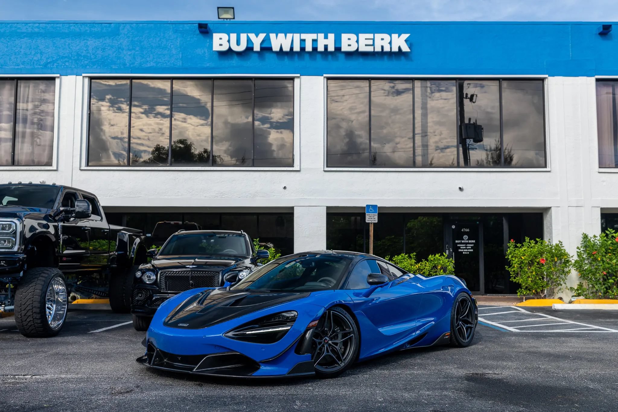 Used 2018 McLaren 720S photo 2
