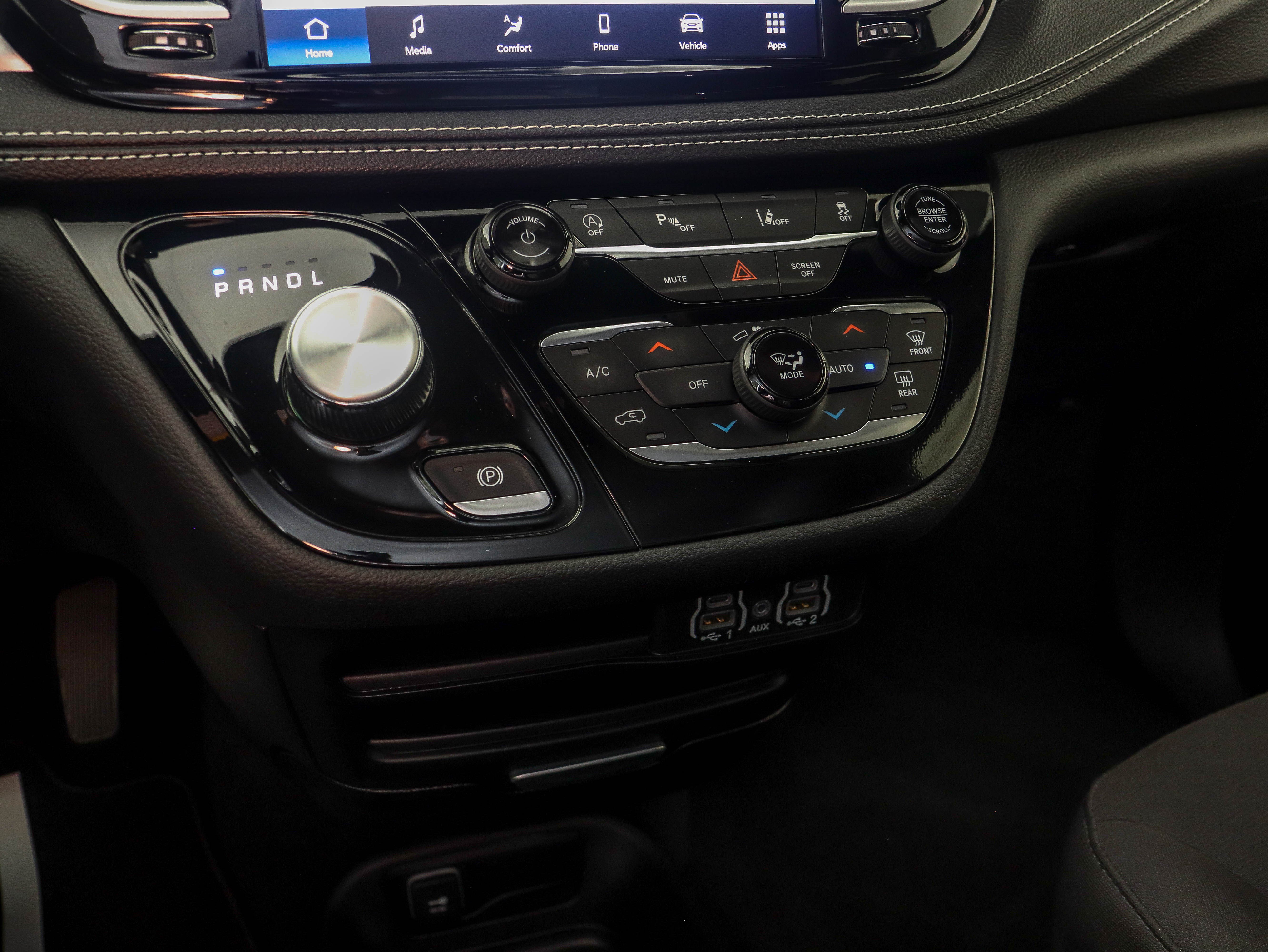 2024 Chrysler Pacifica Touring - Photo 26
