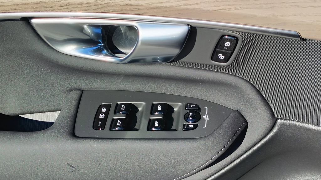 2026 Volvo Xc90 B6 Plus