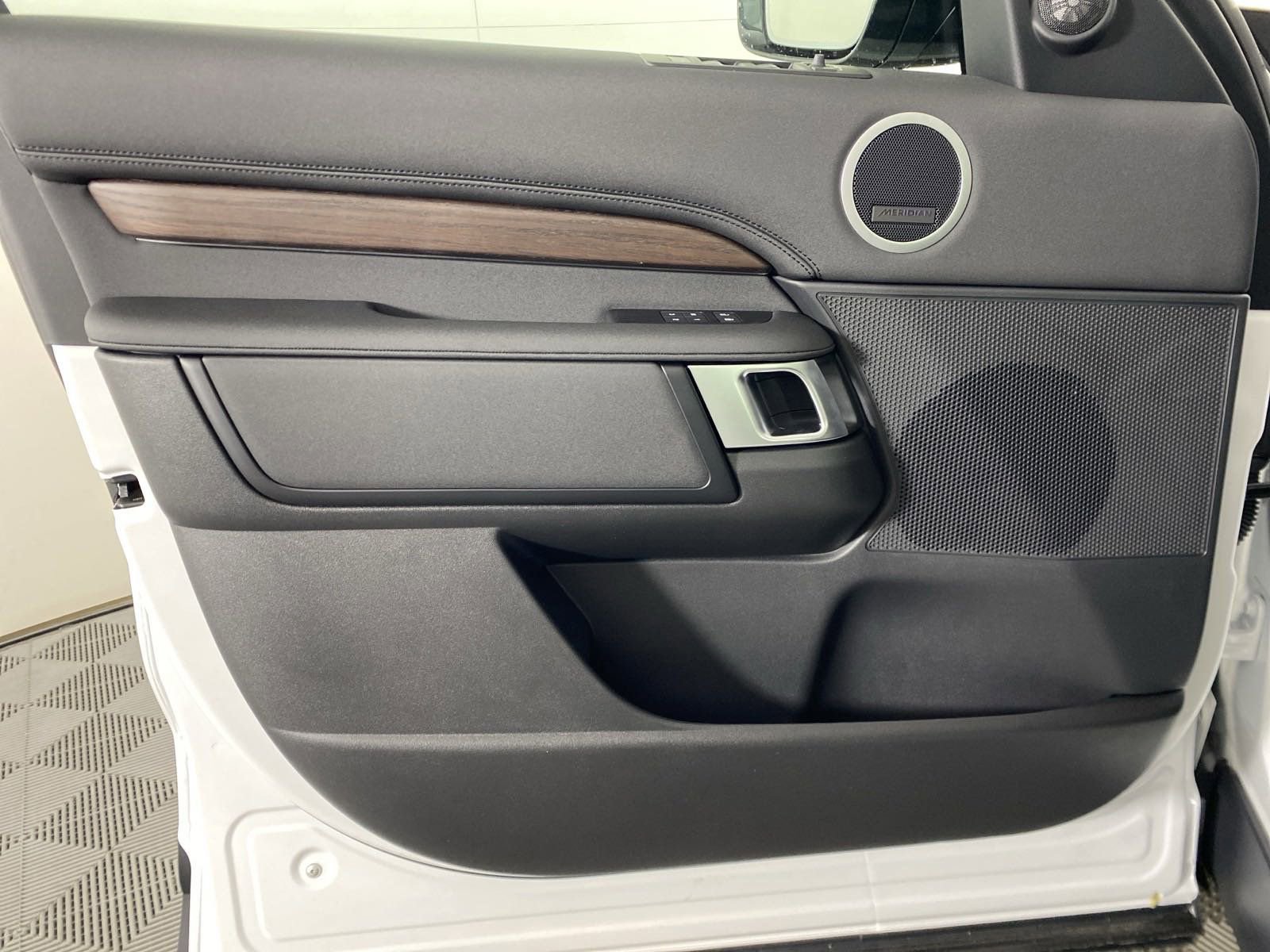 2025 Land Rover Discovery S