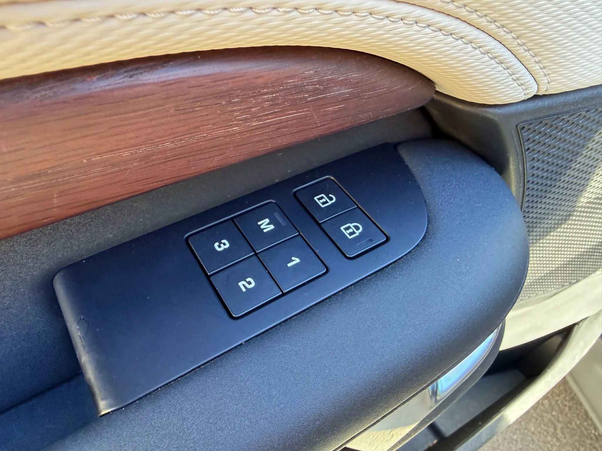 2023 Land Rover Discovery Metropolitan Edition