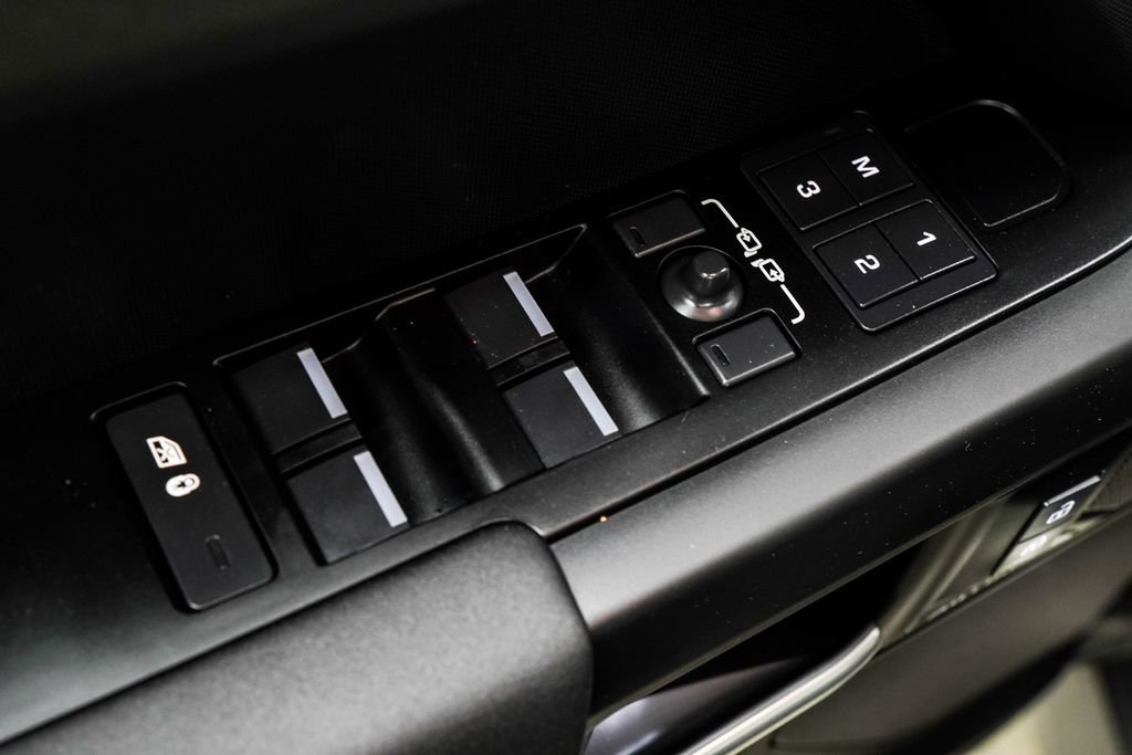 2025 Land Rover Defender 110 S