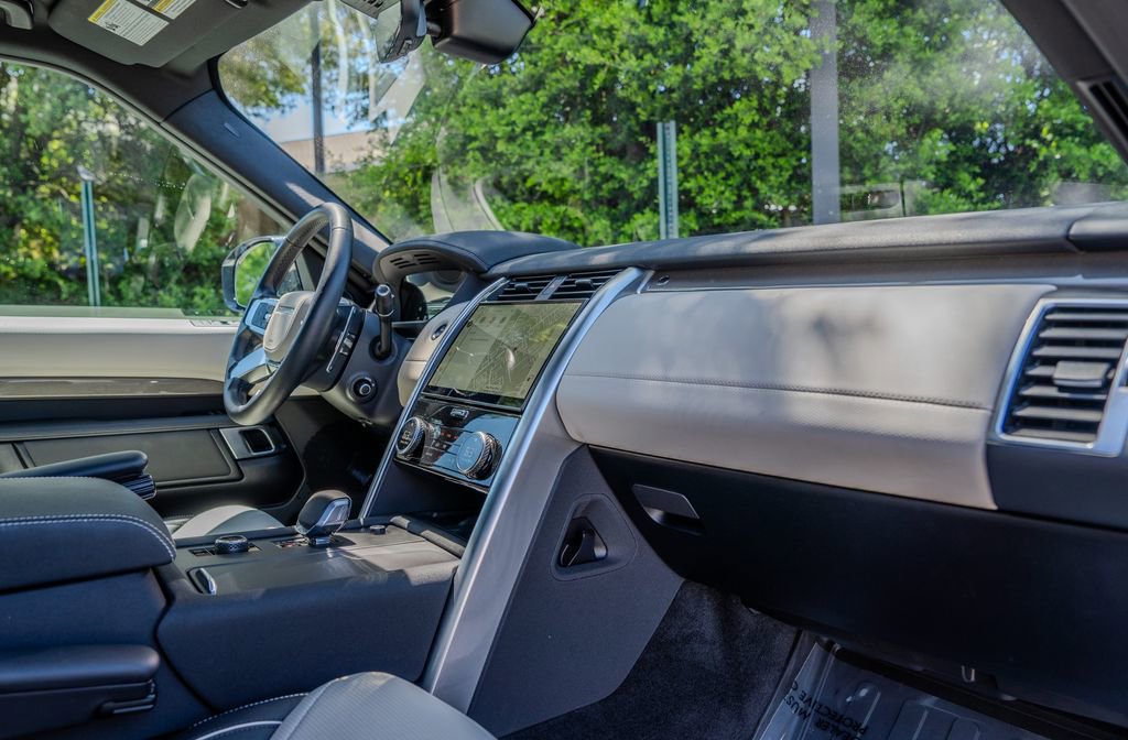 2023 Land Rover Discovery Metropolitan Edition