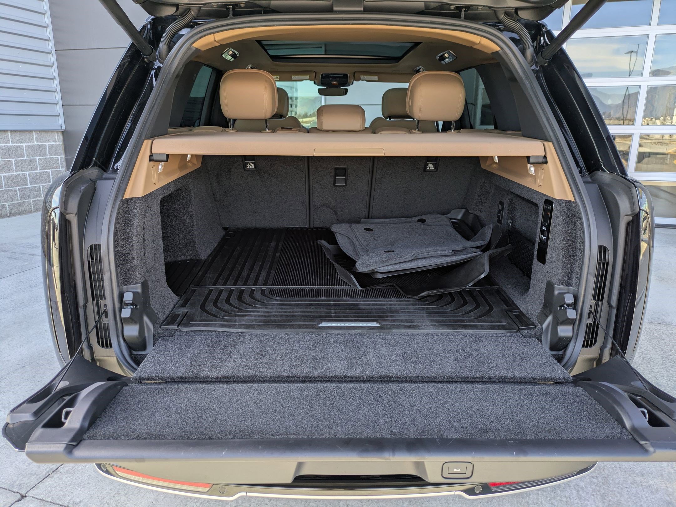 2025 Land Rover Range Rover SE