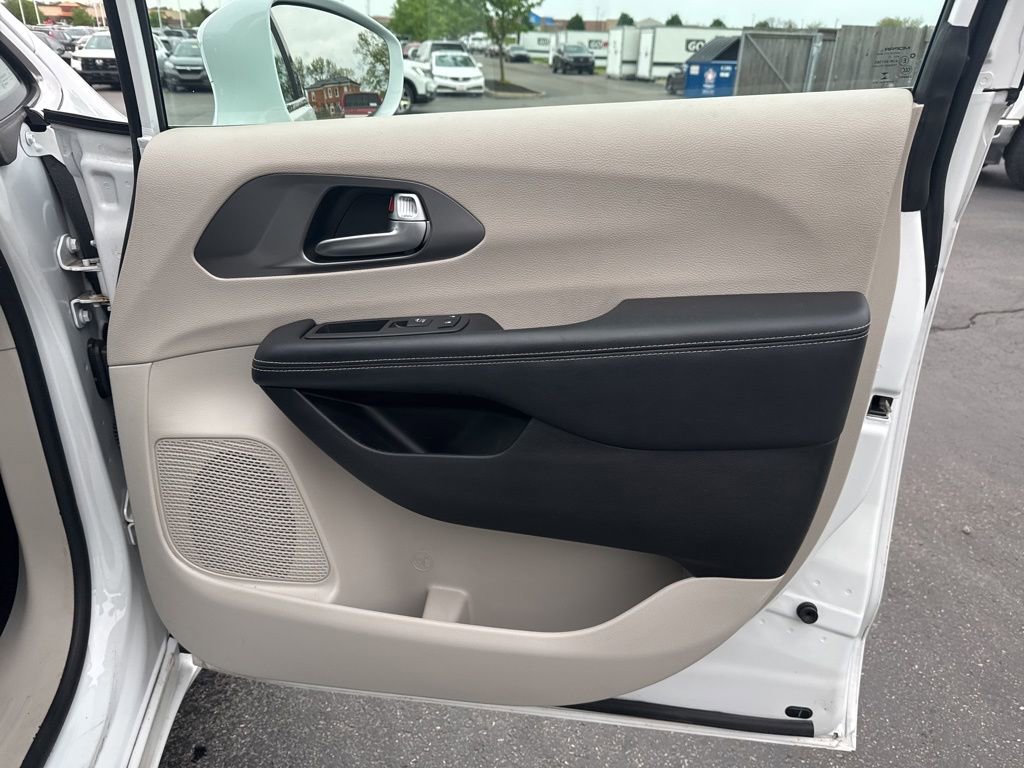 2022 Chrysler Pacifica Touring-L