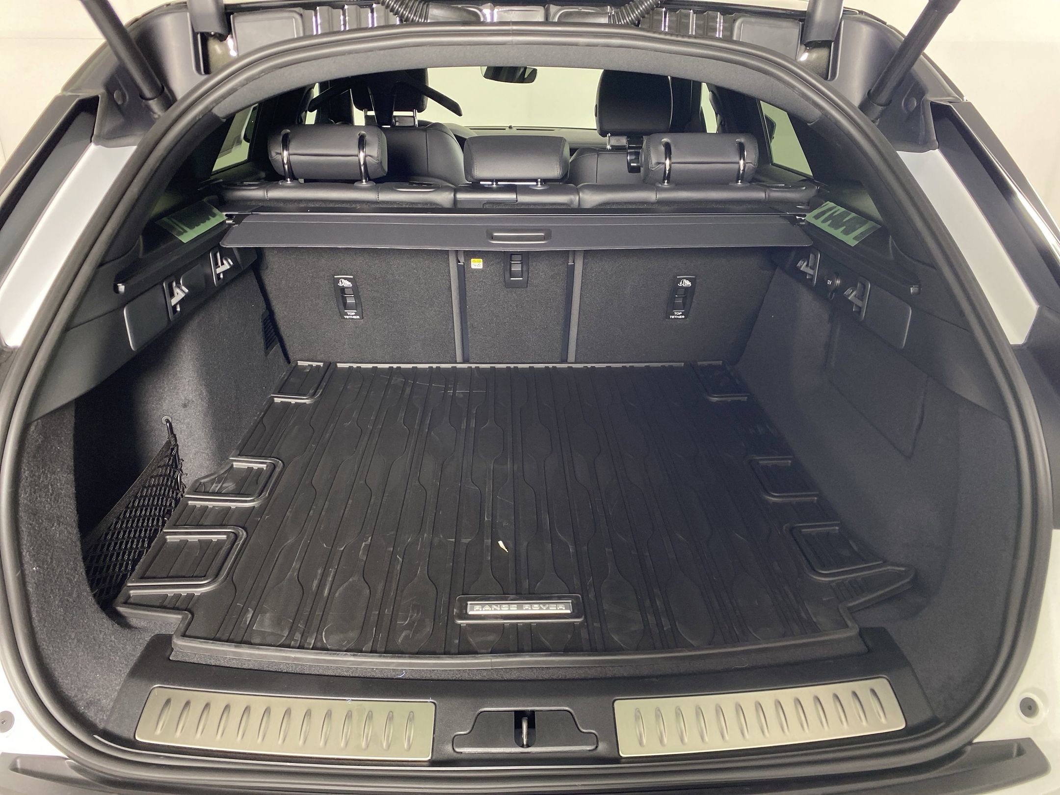 2026 Land Rover Range Rover Velar Dynamic SE