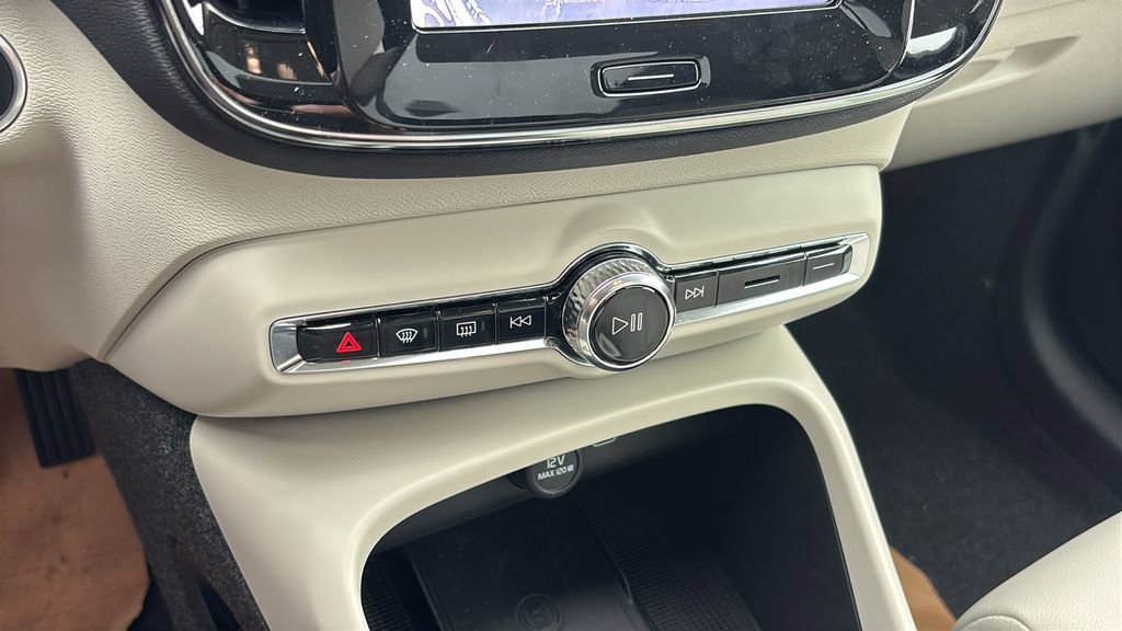 2026 Volvo Xc40 B5 Ultra