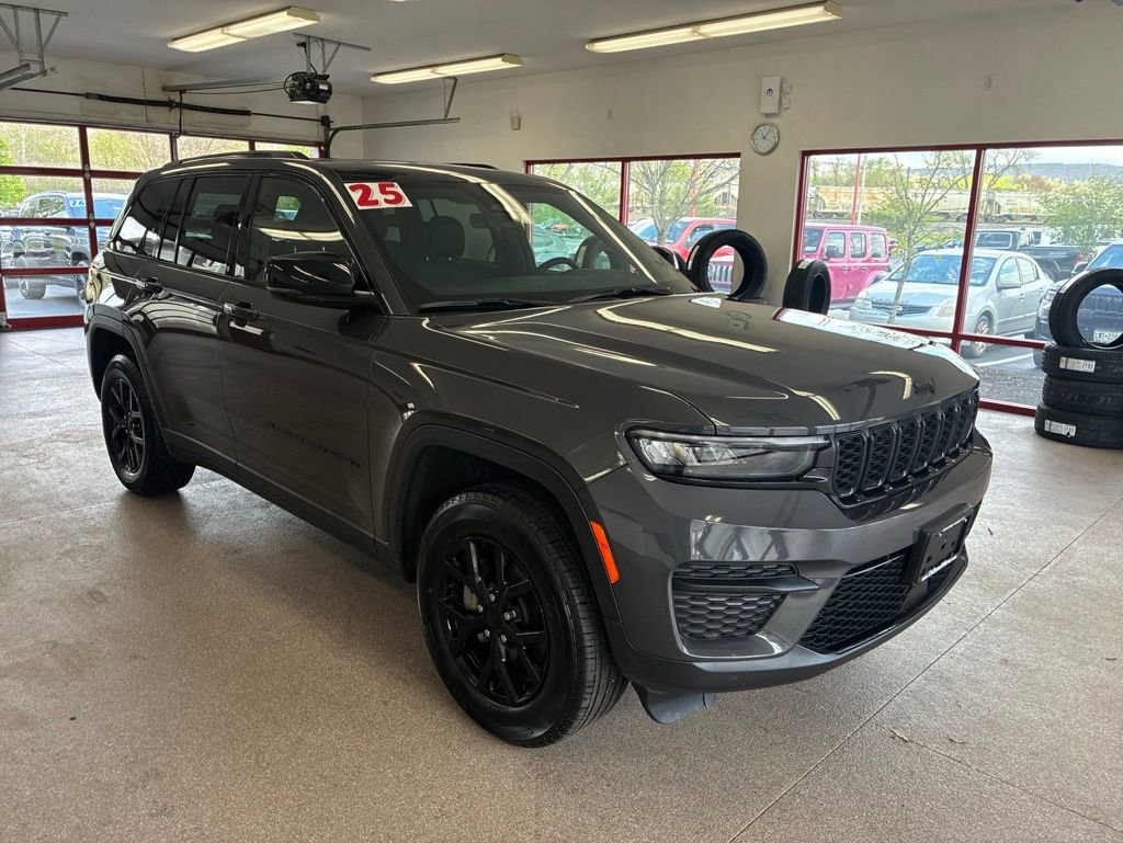 Used 2025 Jeep Grand Cherokee Altitude w/ Trailer Tow Package