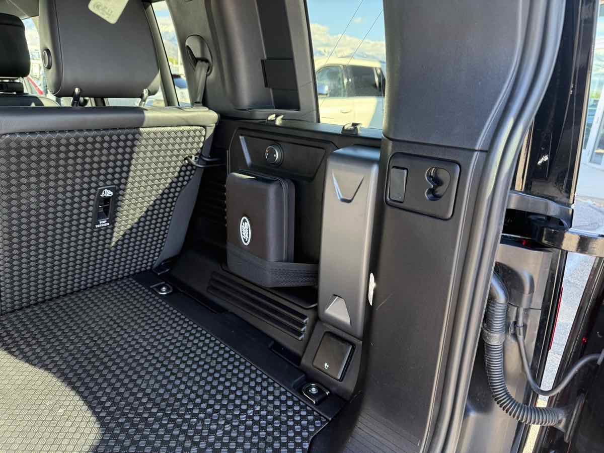 2024 Land Rover Defender 110 SE