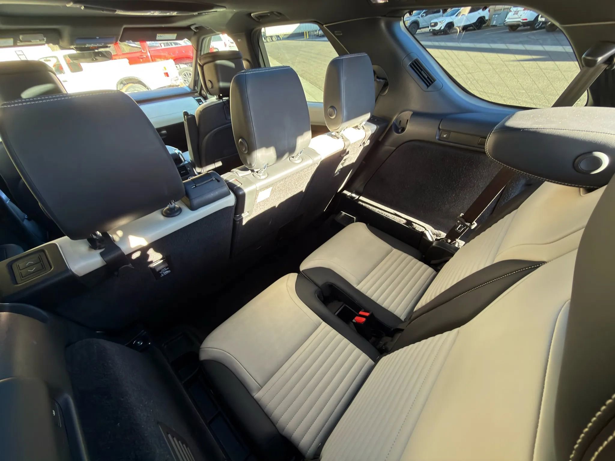 2023 Land Rover Discovery Metropolitan Edition