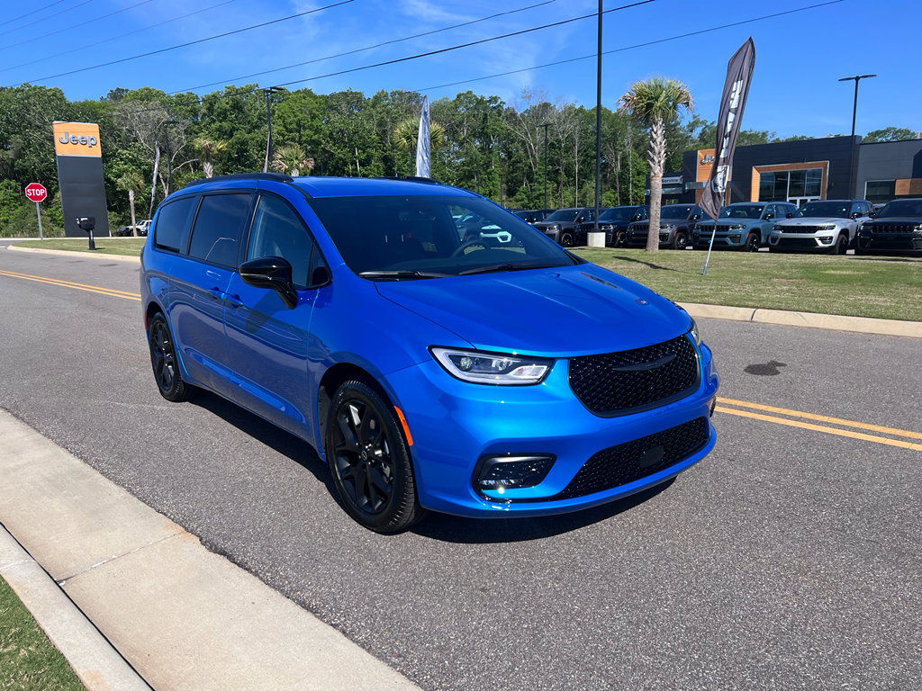New 2026 Chrysler Pacifica Select w/ S Appearance Package
