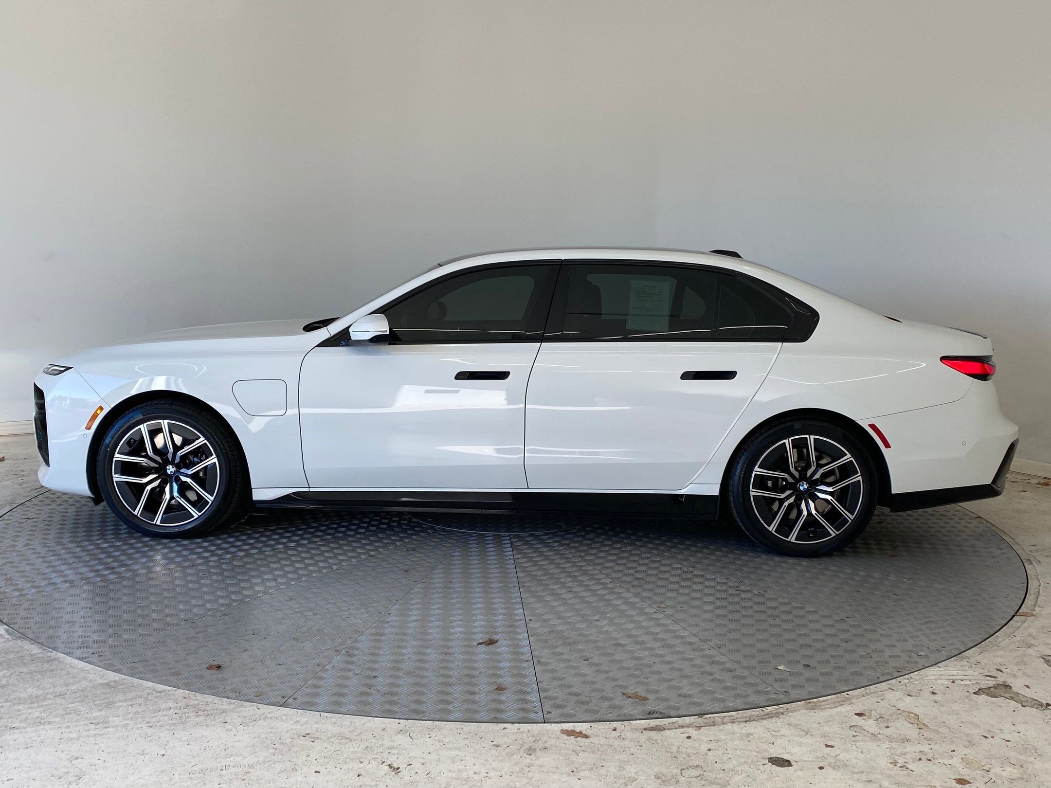 2024 BMW 750e xDrive