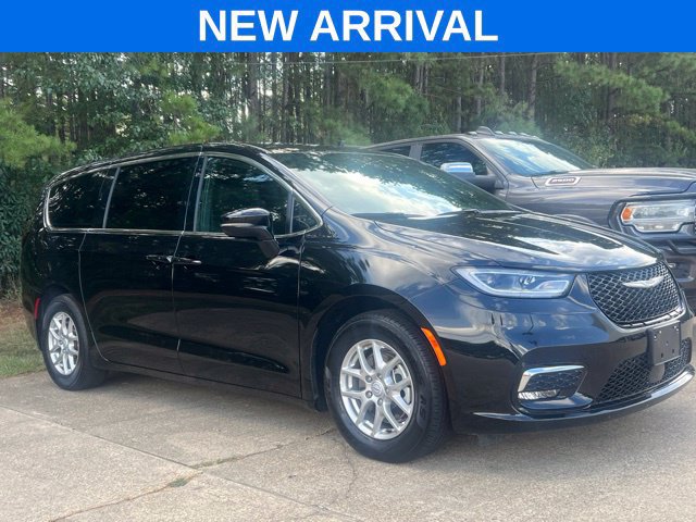Used 2025 Chrysler Pacifica Select
